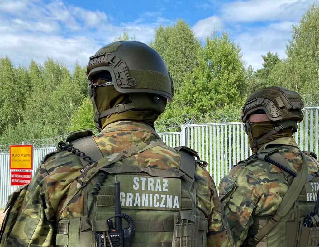 Польскія памежнікі каля агароджы на мяжы з Беларуссю. (Фота: Straz_Graniczna / X.com)