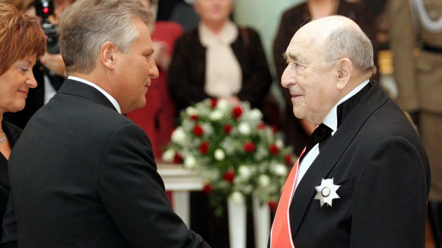 Listopad 2005 roku. Ówczesny prezydent RP Aleksander Kwaśniewski – wcześniej poseł i założyciel Socjaldemokracji Rzeczypospolitej Polskiej, a w okresie PRL działacz Polskiej Zjednoczonej Partii Robotniczej (1977–1990) oraz w latach 1985–1989 minister w rządach Zbigniewa Messnera i Mieczysława Rakowskiego i prezes Polskiego Komitetu Olimpijskiego (1988–1991) –honoruje Krzyżem Wielkim Orderu Odrodzenia Polski Jerzego Pomianowskiego. Fot. PAP/Radek Pietruszka