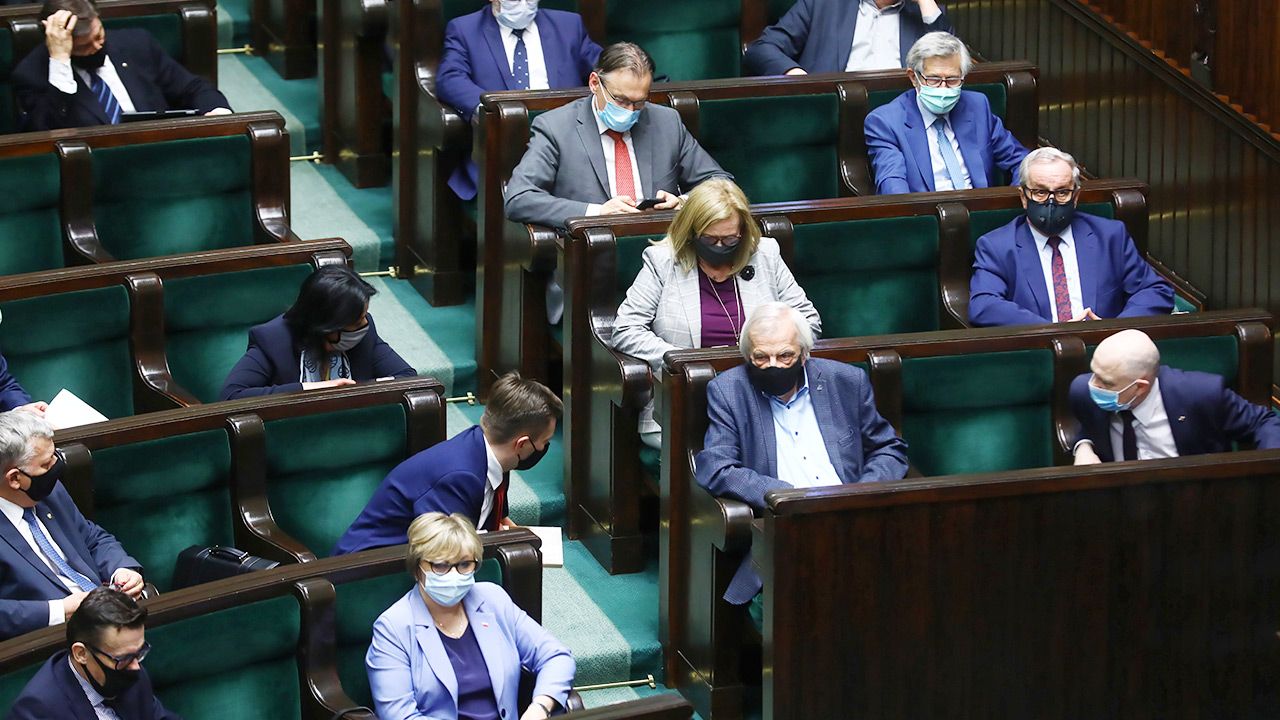 Sondaż parlamentarny – kto wygrałby wybory do Sejmu? (fot. PAP/Rafał Guz) Sondaż parlamentarny – kto wygrałby wybory do Sejmu? (fot. PAP/Rafał Guz)