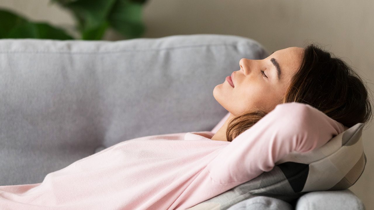 Uczestnicy, którzy twierdzili, że ich jakość snu nie jest dobra, byli o 29 proc. bardziej narażeni na udar niż osoby cieszące się dobrym snem (fot. Shutterstock/fizkes)