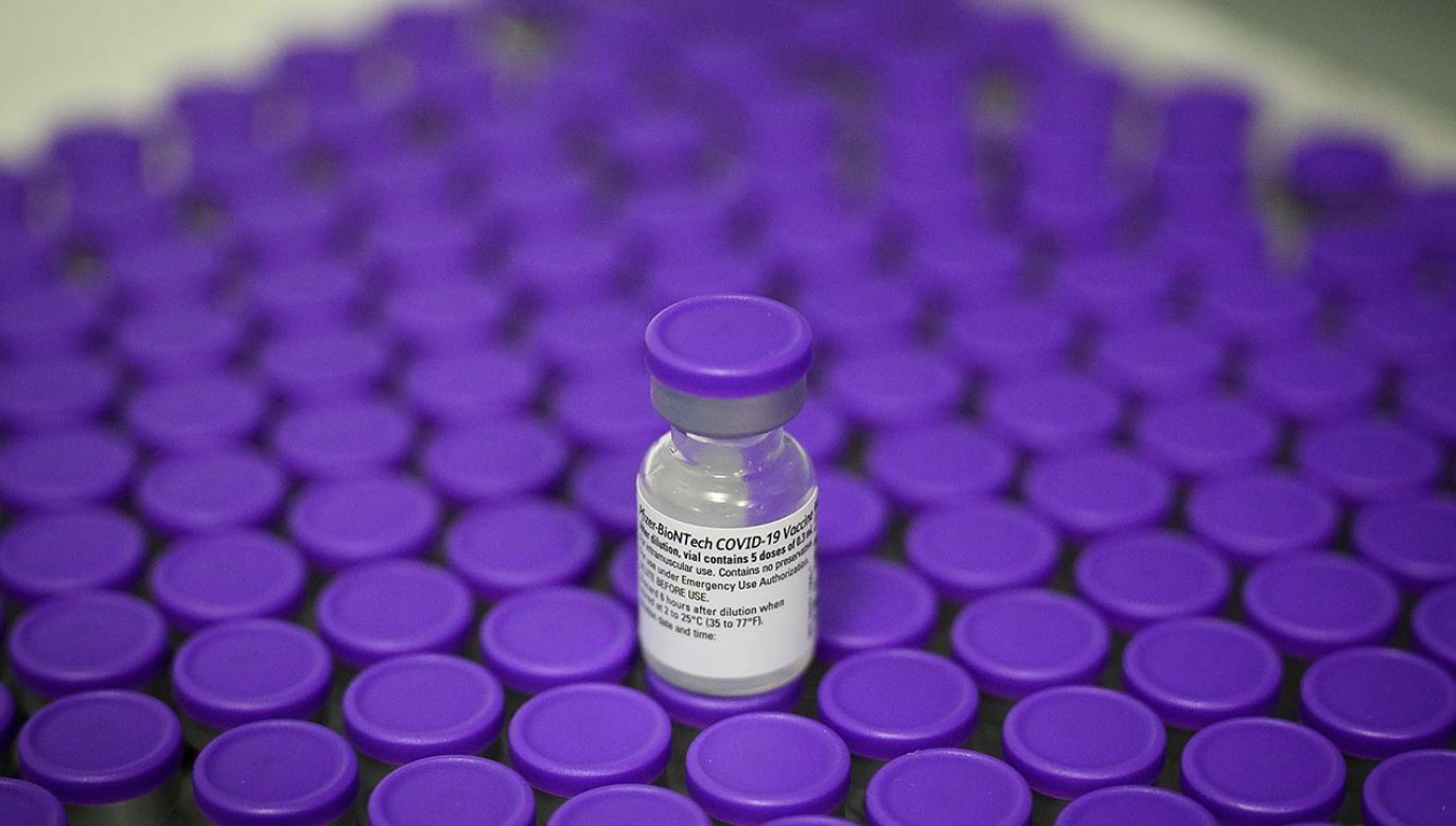 Umowa KE na szczepionki z firmą Pfizer (fot.  Leon Neal/Getty Images)