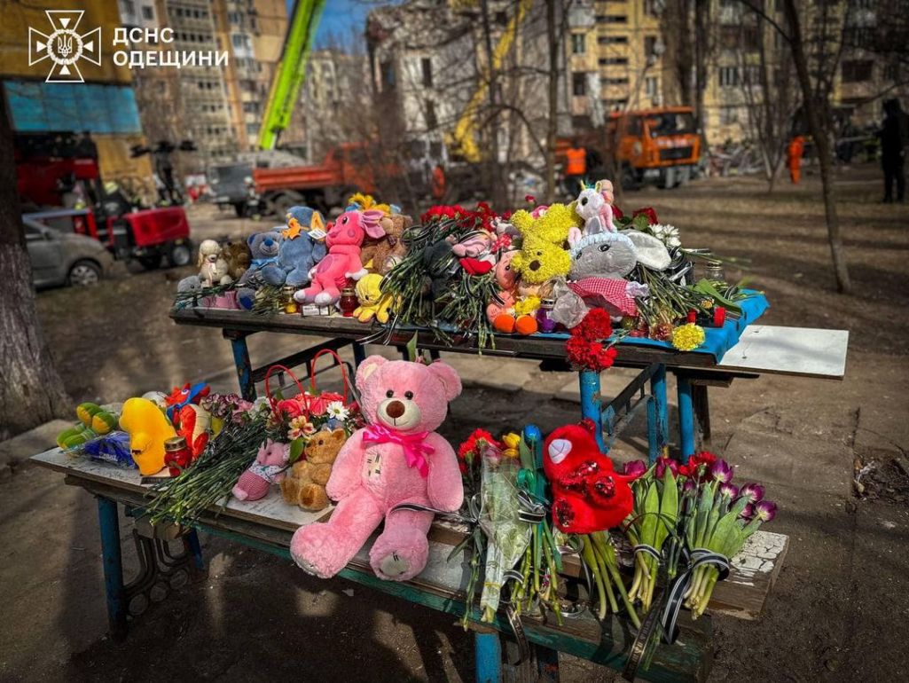 Пяцёра з 12 ахвяраў трагедыі ў Адэсе – дзеці. Людзі нясуць да разбуранага будынку кветкі і дзіцячыя цацкі. (Фота: Головне управління ДСНС України в Одеській області / Facebook)
