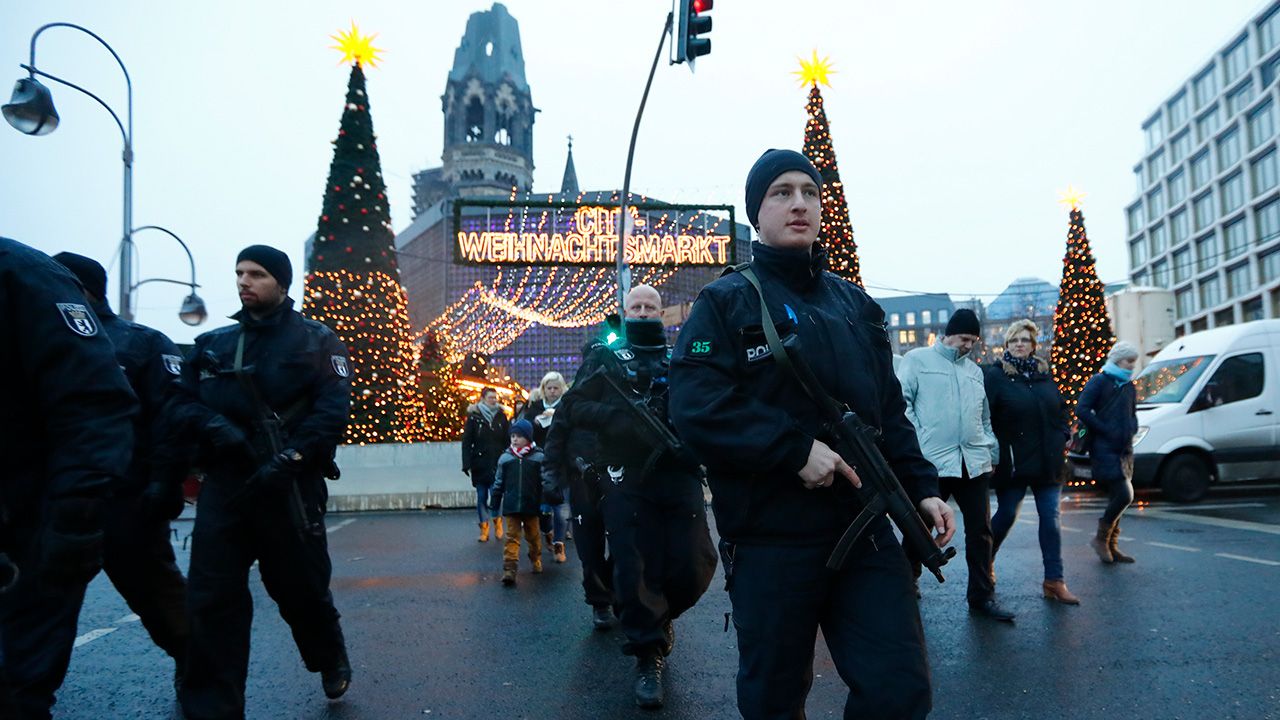 Policjanci nie przeanalizowali zawartości pamięci telefonu zamachowca (fot. REUTERS/Fabrizio Bensch) Policjanci nie przeanalizowali zawartości pamięci telefonu zamachowca (fot. REUTERS/Fabrizio Bensch)