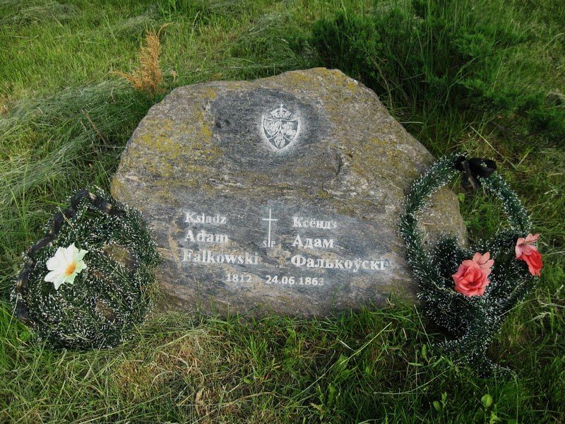 Так раней выглядаў помнік на магіле ксяндза Адама Фалькоўскага. (Фота: Спадчына / Telegram)
