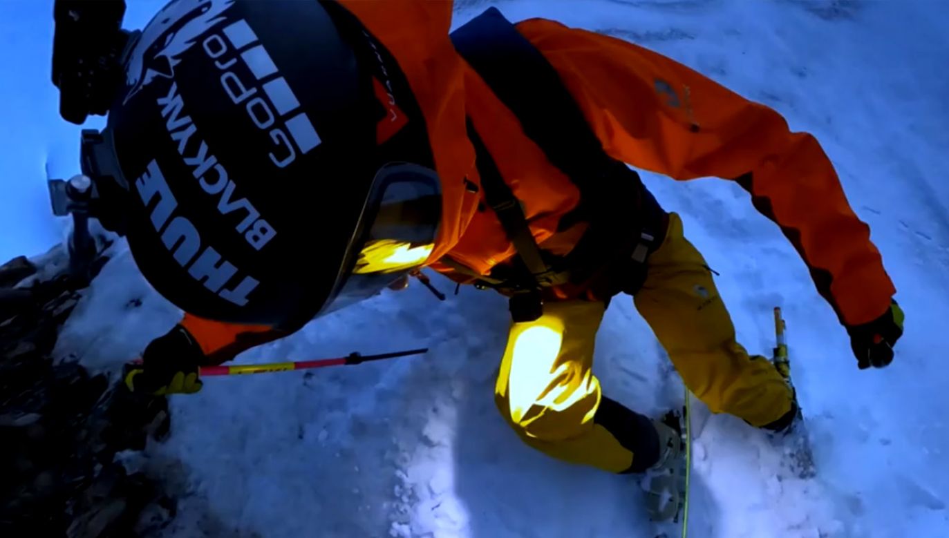 Sportowiec ekstremalny zjechał na nartach z alpejskiego szczytu (fot. EBU/Matthias Giraud)