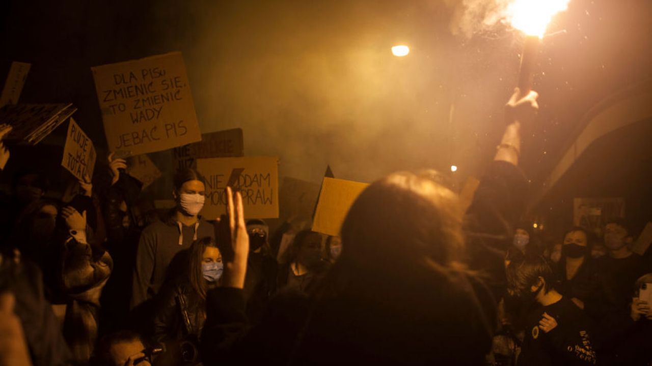 Protestujący atakują kolejne domy polityków (fot. Maciej Luczniewski/NurPhoto via Getty Images) Protestujący atakują kolejne domy polityków (fot. Maciej Luczniewski/NurPhoto via Getty Images)
