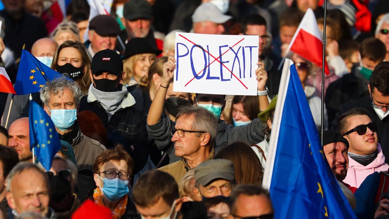 Polexit już rozpoczęty?! PiS zaciera ręce Polexit Korespondent TVN: Polsce nie grozi polexit, tylko wypchnięcie przez Brukselę - tvp.info