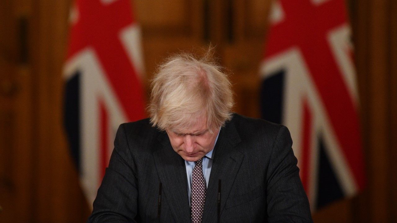 Premier wyraził ubolewanie za ofiary i wział na siebie odpowiedzialnosć za decyzje epidemiczne (fot. Justin Tallis/PA Images via Getty Images) Premier wyraził ubolewanie za ofiary i wział na siebie odpowiedzialnosć za decyzje epidemiczne (fot. Justin Tallis/PA Images via Getty Images)