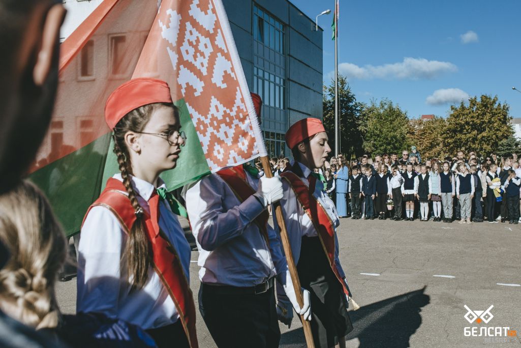 Вучні старэйшых класаў выносяць дзяржаўны сцяг на ўрачыстай лінейцы ў адной са школаў. Менск, Беларусь. (Фота: Белсат)