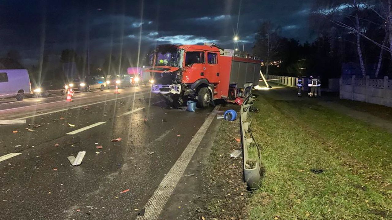 W wyniku zderzenia samochodu ratowniczego z tirem zginął także 62-letni strażak (fot. PAP/KW PSP Toruń)