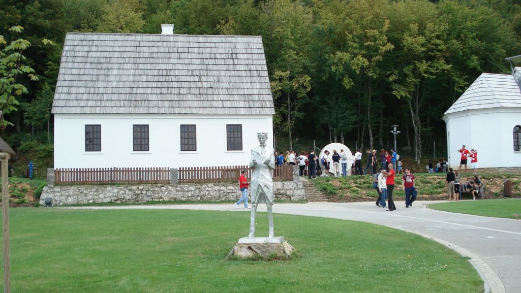 Nikola Tesla przyszedł na świat w domu, który po latach został odrestaurowany. Fot. Wikimedia/ MayaSimFan