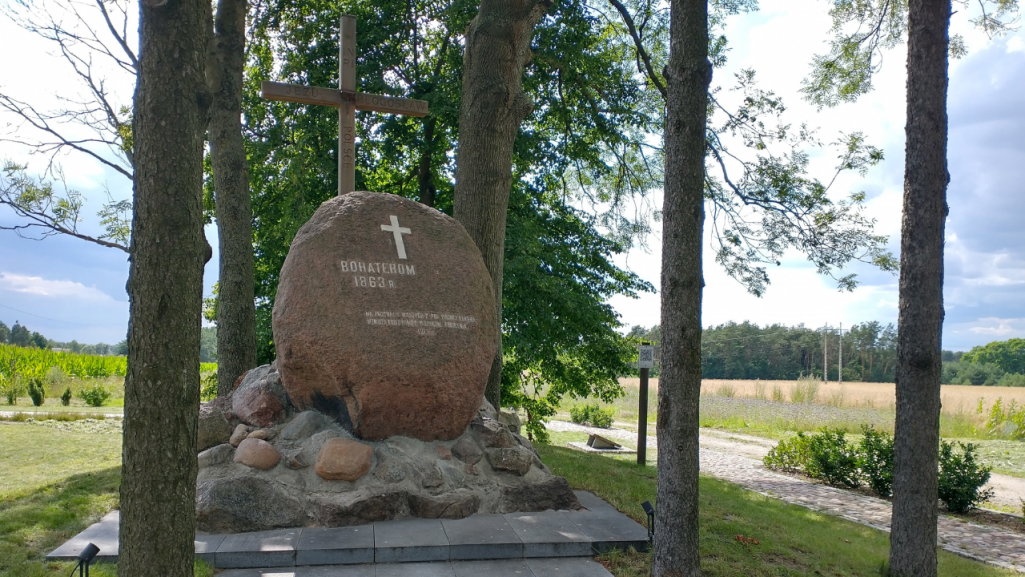 Kamień upamiętniający bohaterów bitwy pod Węgrowem z napisem: Na prochach Waszych, z pól polskich kamienia. Wznoszą przez pamięć wdzięczne pokolenia, 1917 (fot. wikimedia/ MOs810)