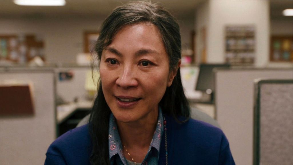 Michelle Yeoh w roli Evelyn Wang, właścicielki pralni, która zmaga się z poważnymi problemami finansowymi. Fot. AGBO - Hotdog Hands - Ley Line E/Collection Christophel/ East News