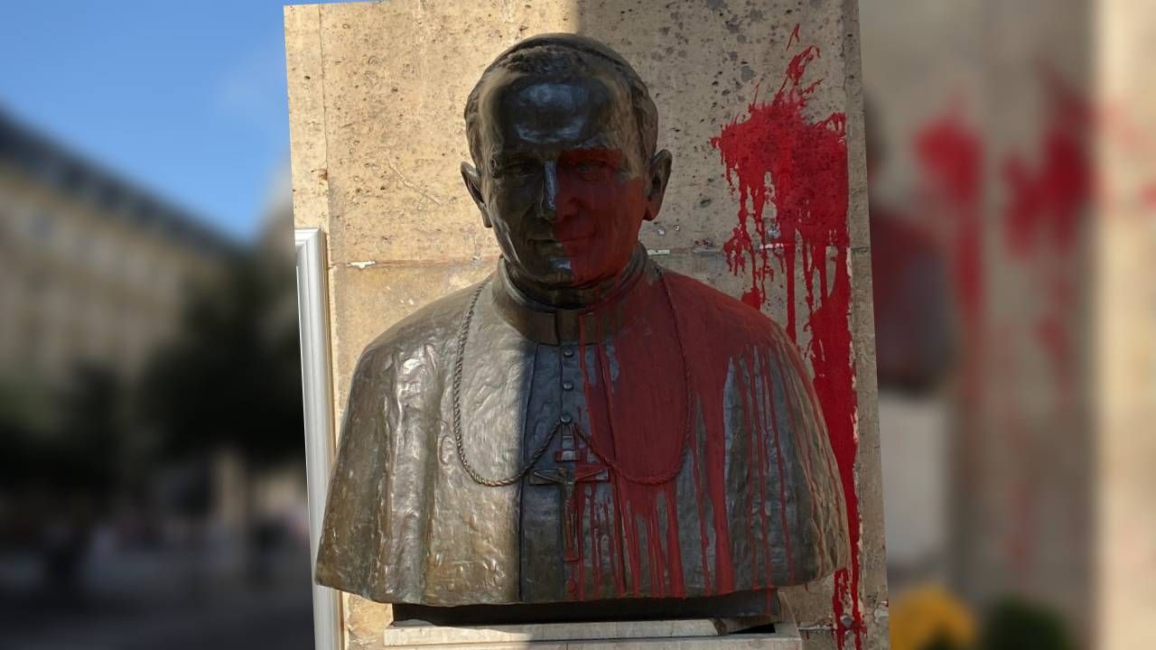 Nie wiadomo, kto dokonał aktu profanacji pomnika św. Jana Pawła II (fot. ks. Paweł Witkowski/PolskiFR.fr) Nie wiadomo, kto dokonał aktu profanacji pomnika św. Jana Pawła II (fot. ks. Paweł Witkowski/PolskiFR.fr)