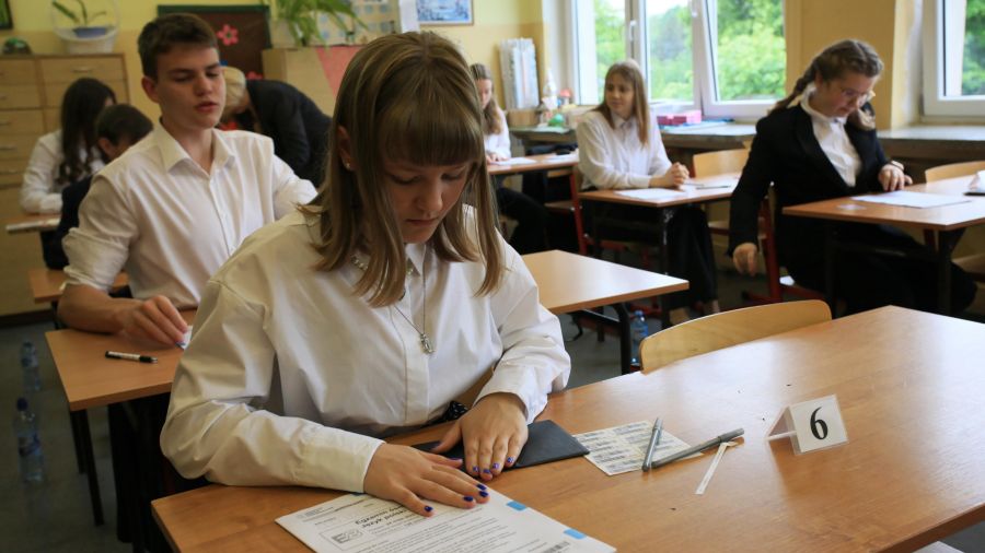 Ósmoklasiści zaczynają egzaminy. Na początek język polski