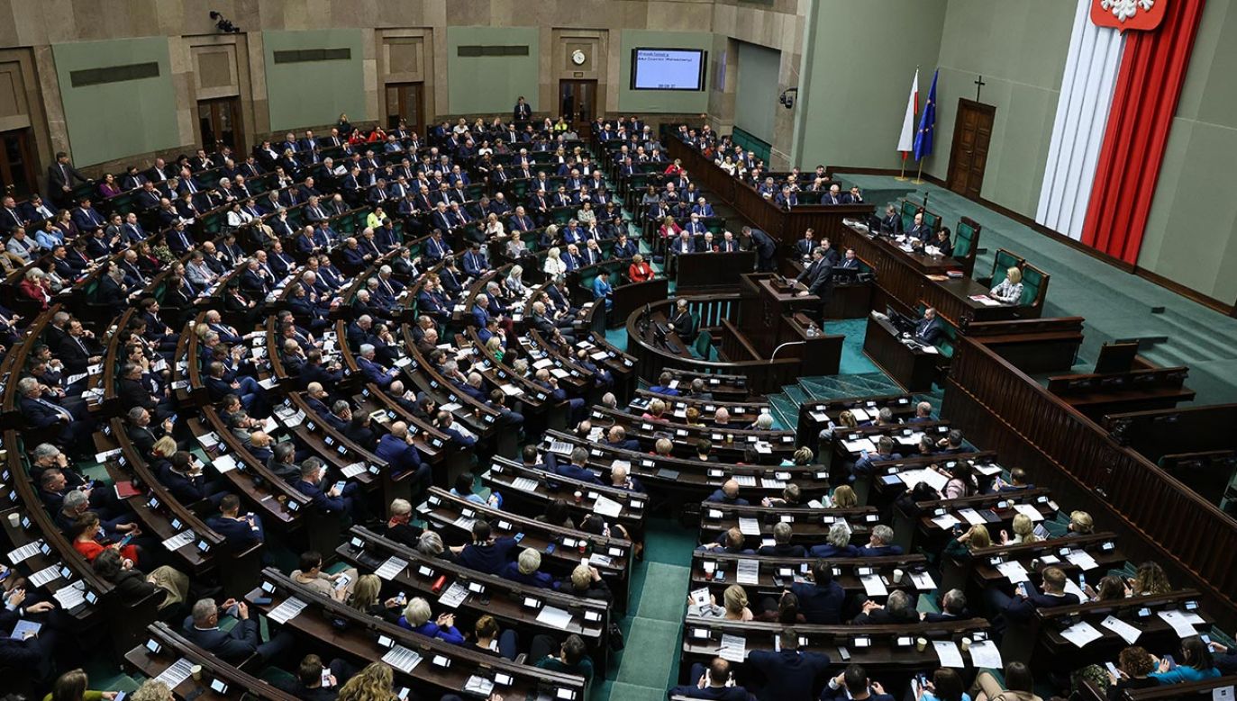 W grudniowym sondażu Kantara KO... wygrywała z PiS (fot. PAP/Rafał Guz)