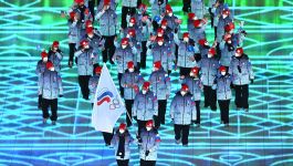 Sportowcy z Rosji i Białorusi będą mogli wystąpić w igrzyskach paralimpijskich pod własnymi flagami (fot. Getty Images) Grupa rosyjskich sportowców podczas ceremonii otwarcia igrzysk olimpijskich, ubranych w oficjalne stroje reprezentacyjne. Decyzja Międzynarodowego Komitetu Paralimpijskiego o dopuszczeniu zawodników z Rosji i Białorusi do rywalizacji wzbudza kontrowersje ze względu na sytuację geopolityczną i wątpliwości dotyczące przestrzegania przepisów antydopingowych, o czym mówi Michał Rynkowski, dyrektor POLADA. (fot. Getty Images)