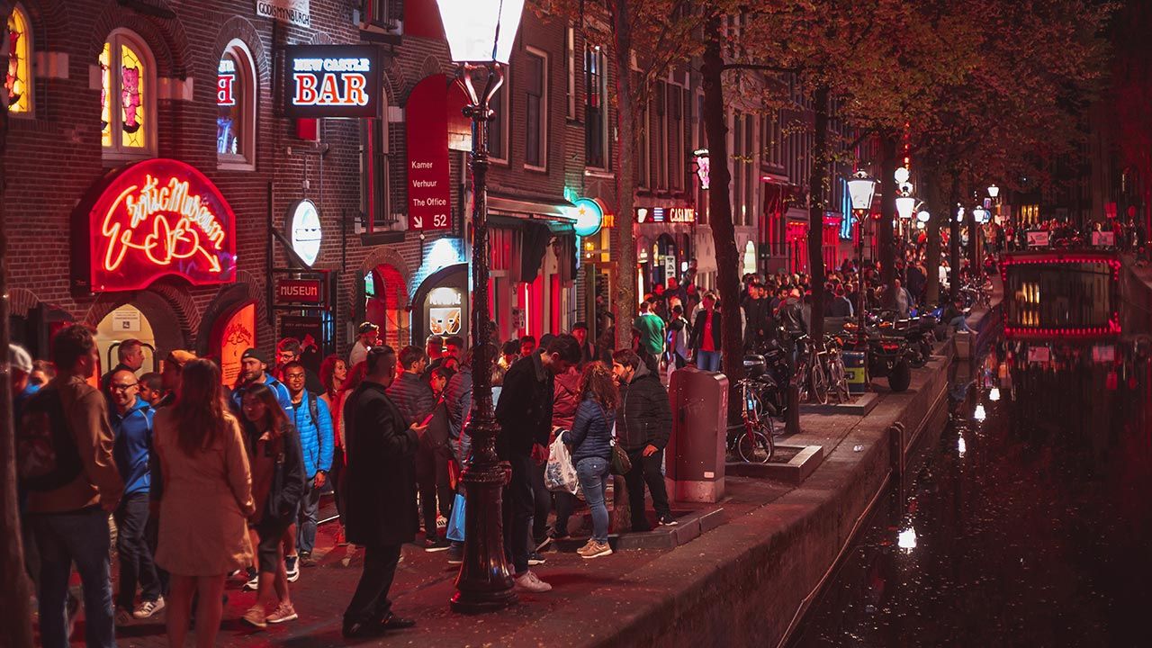 Dzielnica czerwonych latarni w Amsterdamie (fot. Shutterstock)