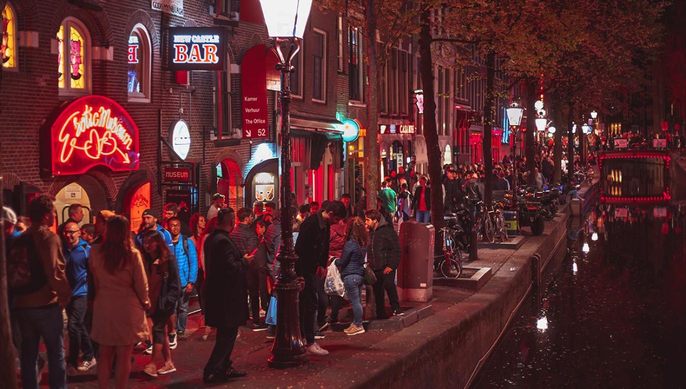 Dzielnica czerwonych latarni w Amsterdamie (fot. Shutterstock)