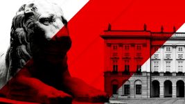 Posąg lwa przed Pałacem Prezydenckim w Warszawie. Grafika przepasana jest czerwoną wstęgą na białym tle. W tle widać zabudowania.
