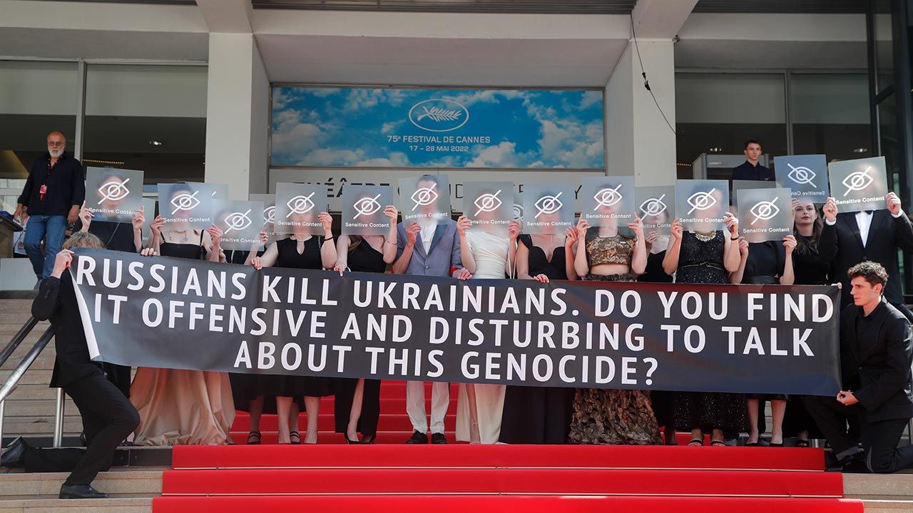 „Rosjanie zabijają Ukraińców. Czy uważasz, że mówienie o tym ludobójstwie jest obraźliwe lub niepokojące?” (fot. PAP/EPA/GUILLAUME HORCAJUELO)
