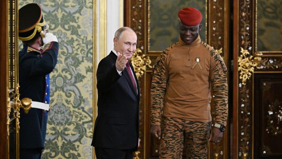 Władimir Putin zaprosił do Moskwy przywódcę junty Burkina Faso Ibrahima Traore na obchody 80. rocznicy Dnia Zwycięstwa nad Niemcami (Fot.: Sergey Bobylev / RIA Novosti/Anadolu via Getty Images)
