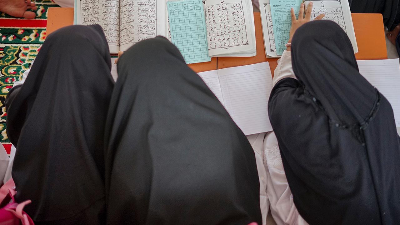  Państwowe służby we Francji ostrzegają przed rosnącymi wpływami islamistów w szkołach (fot. Shutterstock/Bagus Park, zdjęcie ilsutracyjne)
