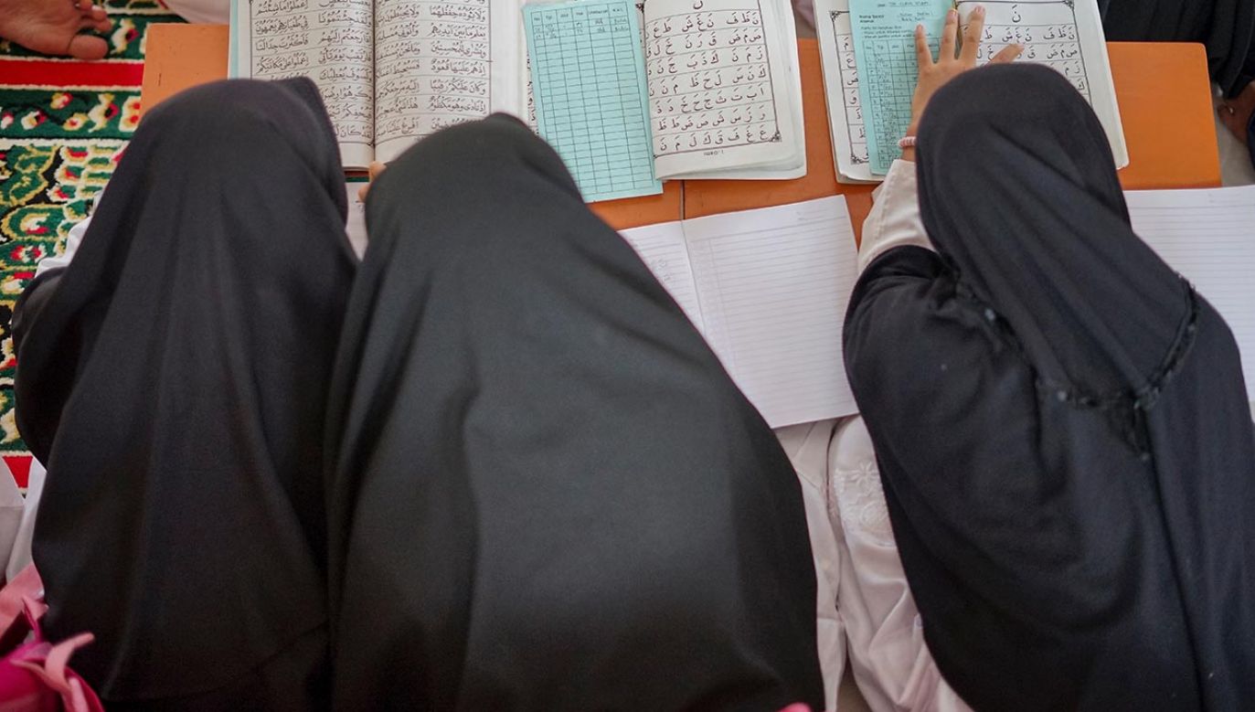  Państwowe służby we Francji ostrzegają przed rosnącymi wpływami islamistów w szkołach (fot. Shutterstock/Bagus Park, zdjęcie ilsutracyjne)