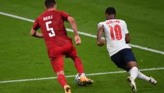 Starcie Joakima Maehle z Raheemem Sterlingiem (fot. Getty)