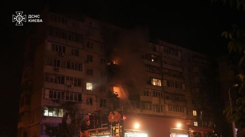 У Кіеве гарыць жылы дом пасля расейскай атакі. Фота: ДСНС України / Facebook
