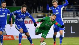 Leandro próbujący przedrzeć się przez obronę Wisły Płock w meczu PKO BP Ekstraklasy (fot. PAP/Piotr Polak)