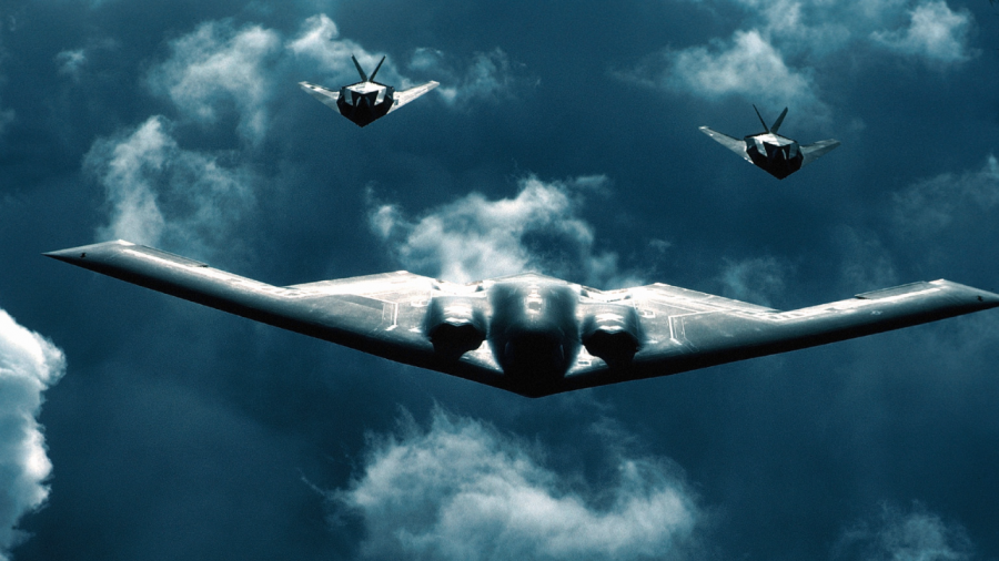 B-2 frunie w asyście dwóch myśliwców F-117 Nigthawk (Fot.: U.S. Air Force).