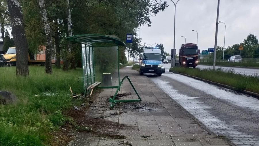Samochód wjechał w przystanek. Całe szczęście, że nikt nie czekał na autobus - fot. Mateusz Jaros / Wypadki i Zagrożenia Drogowe Kielce i okolice