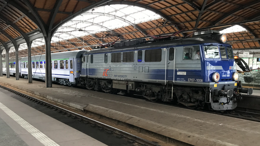 15 czerwca br. na kolei wszedł w życie wakacyjny rozkład jazdy. PKP Intercity przewidziało w nim 514 połączeń dziennie (fot. arch. TVP3 Wrocław) 