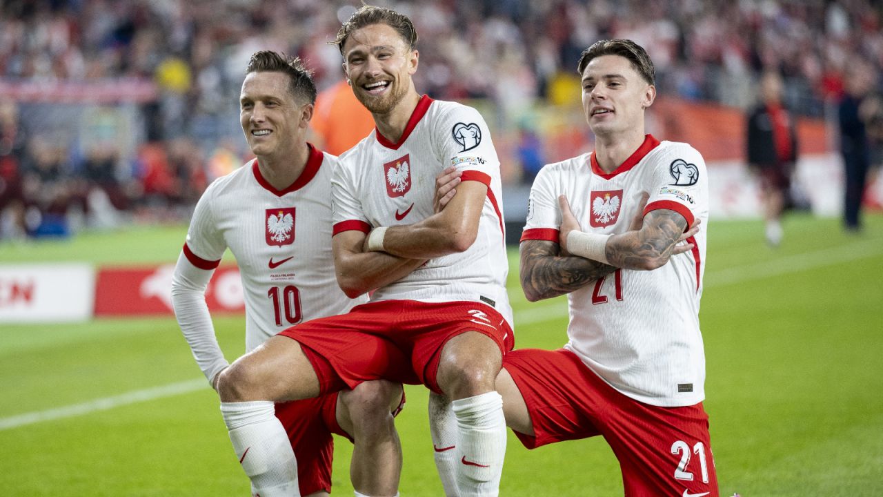 Czy piłkarze powinni otrzymywać premie finansowe? Zaskakujące wyniki badania CBOS-u! (fot. Getty)
