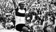 Ryszard Szurkowski na mecie wyścigu ze startu wspólnego podczas MŚ 1973 w Barcelonie (fot. PAP)