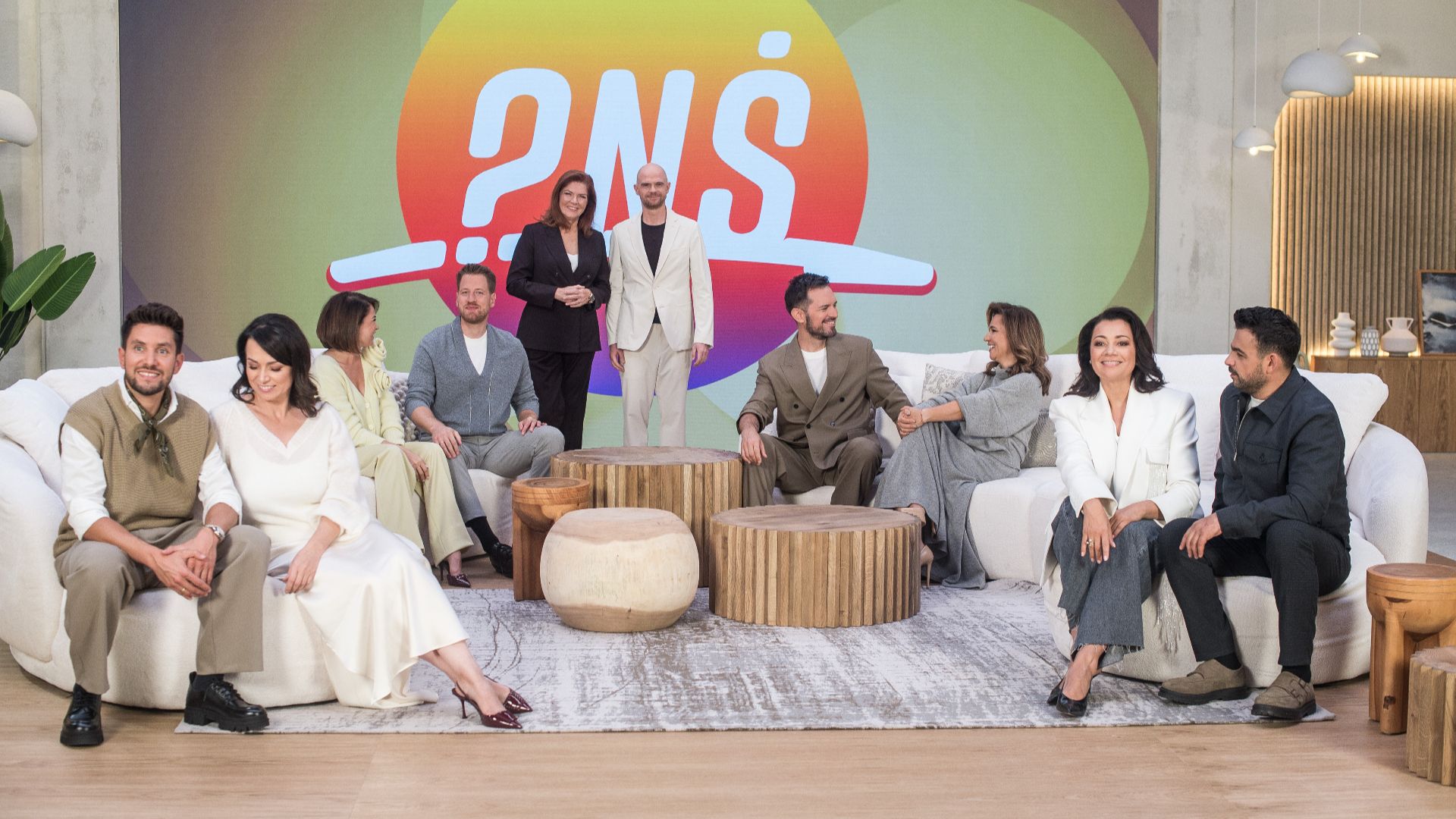 Nowe studio w pełnej okazałości - Przestronne, nowoczesne i pełne jasnych kolorów - takie jest nowe studio "Pytania na Śniadanie". Zainspirowane światowymi trendami, stworzone, by zachwycać widzów każdego ranka. Fot. TVP