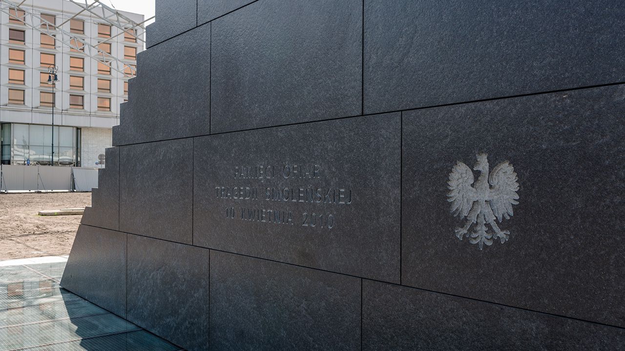 Pomnik ofiar katastrofy smoleńskiej autorstwa Jerzego Kaliny na placu Piłsudskiego w Warszawie (fot.  PAP/Adam Guz)