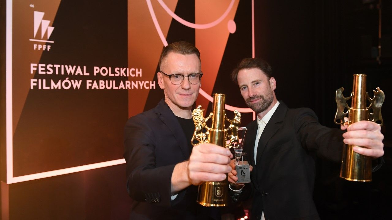 Operator filmowy i reżyser Łukasz Gutt (P) i reżyser Łukasz Ronduda (L) odebrali Złote Lwy (fot. PAP/Adam Warżawa)