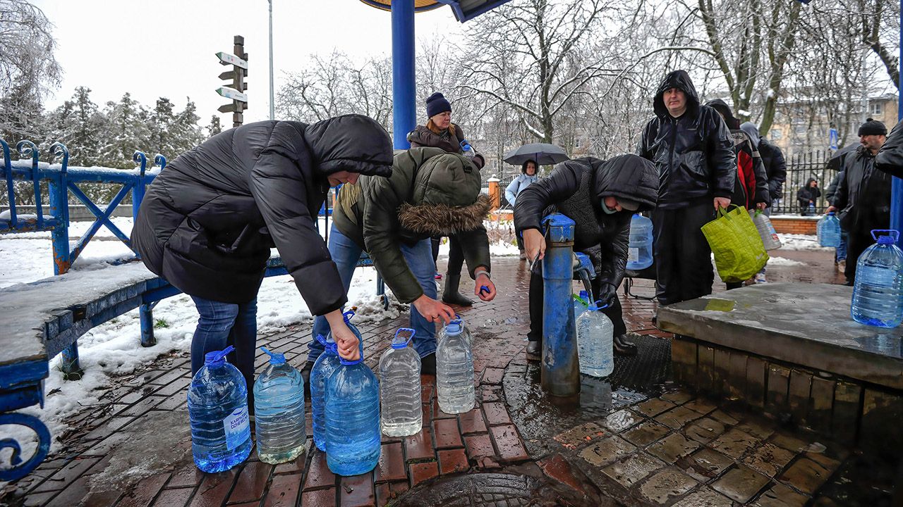 Kijów przywraca dostawy prądu ale wciąż boryka się z brakiem wody (fot. Sergei Chuzavkov/SOPA Images/LightRocket via Getty Images)
