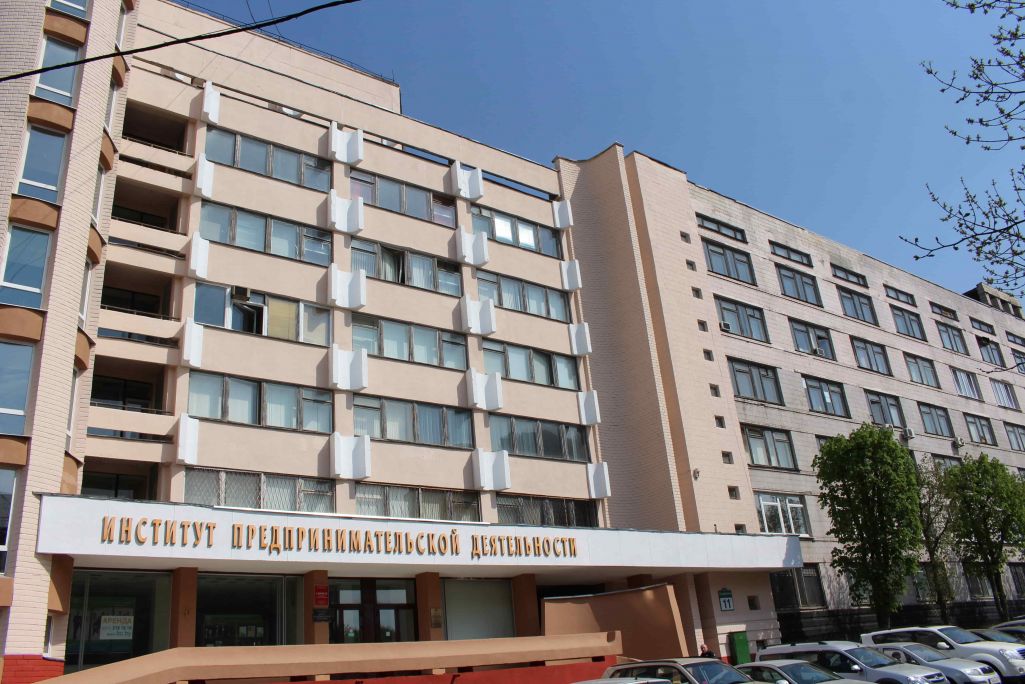 Інстытут прадпрымальніцкай дзейнасці ў Менску на вуліцы Серафімовіча, 11. (Фота: myuniver.org)