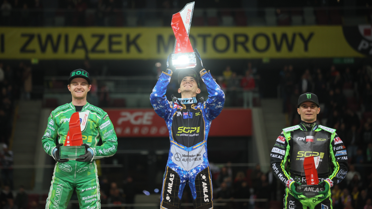 Patryk Dudek (po prawej) na podium żużlowego Grand Prix Polski (fot. PAP)