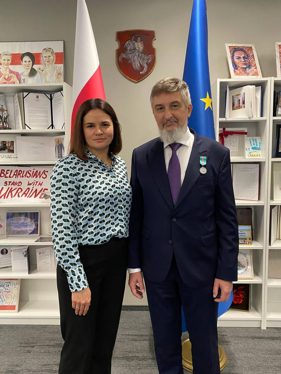 Абраная прэзідэнтка Святлана Ціханоўская і спецпрадстаўнік МЗС Польшчы ў супрацы з дэмакратычнымі сіламі Беларусі Артур Міхальскі пасля ўзнагароджання медалём «Гонар і Годнасць». Вільня, Літва. 10 кастрычніка 2024 года. Фота: Офіс Святланы Ціханоўскай