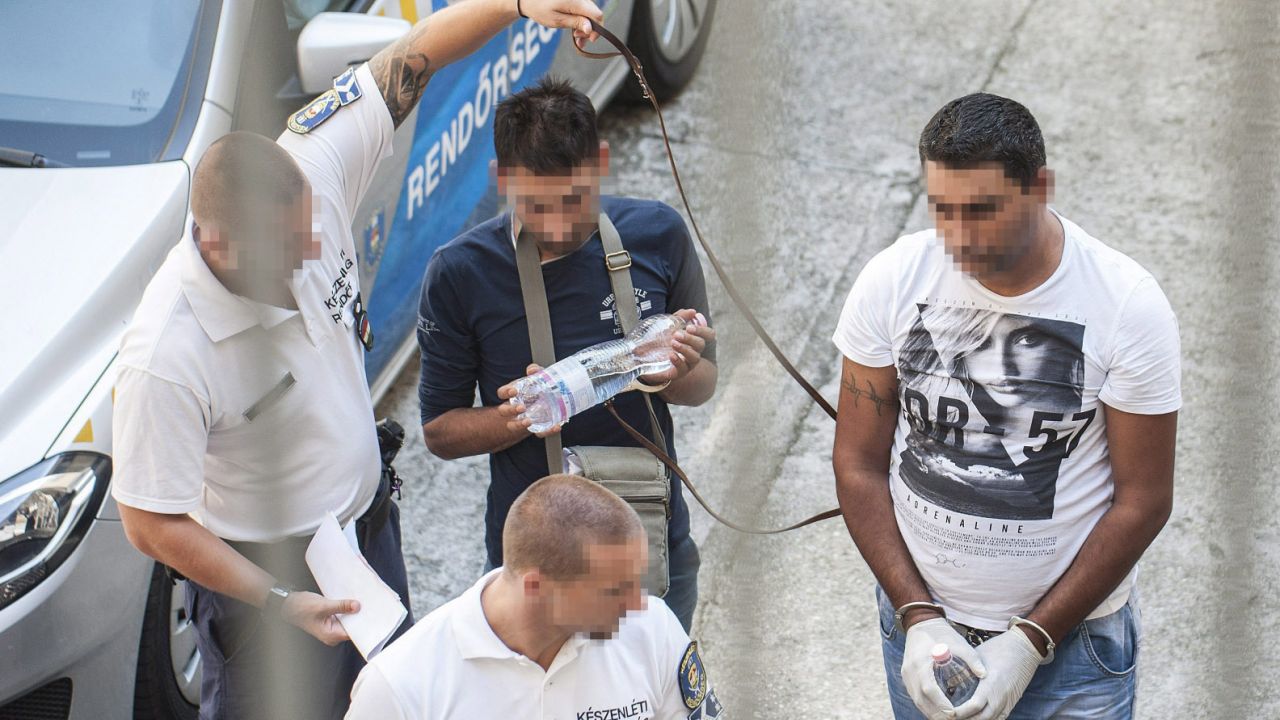 W sobotę, 29.08 aresztowano na miesiąc trzech Bułgarów i Afgańczyka (fot. PAP/EPA/SANDOR UJVARI) W sobotę, 29.08 aresztowano na miesiąc trzech Bułgarów i Afgańczyka (fot. PAP/EPA/SANDOR UJVARI)
