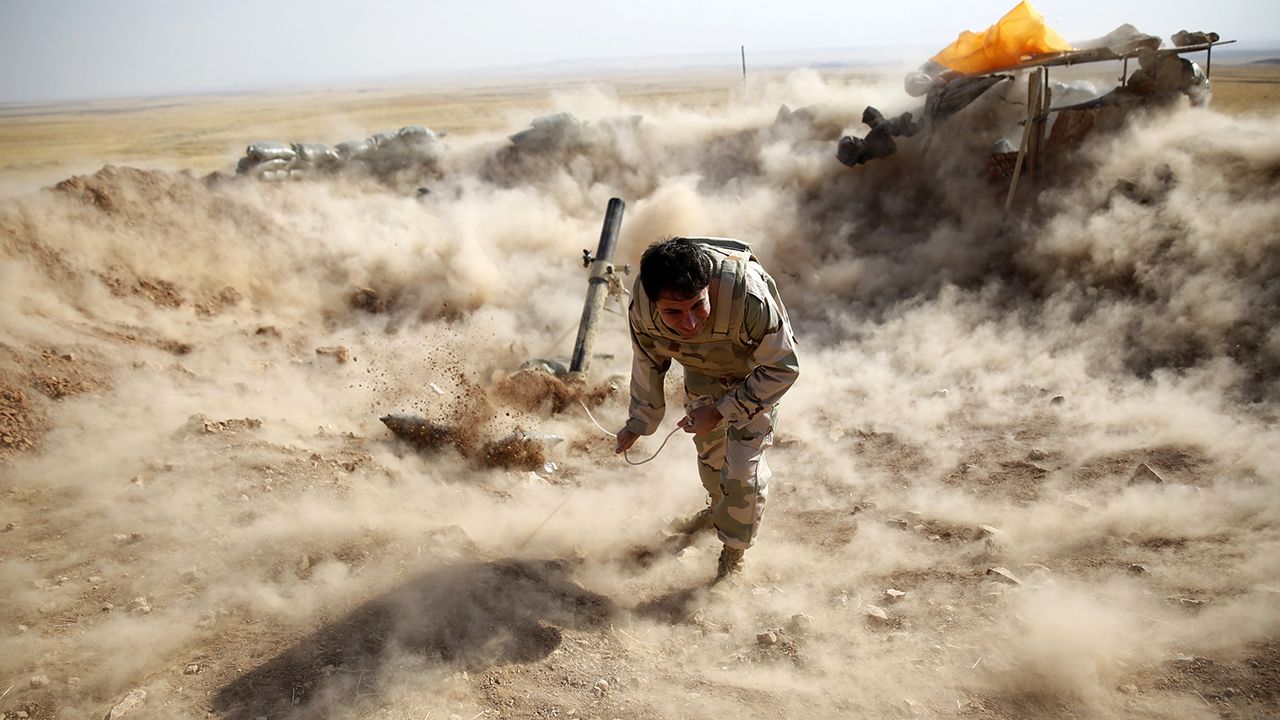 Kurdyjski wojownik strzela z moździerza (fot. REUTERS/Ahmed Jadallah)