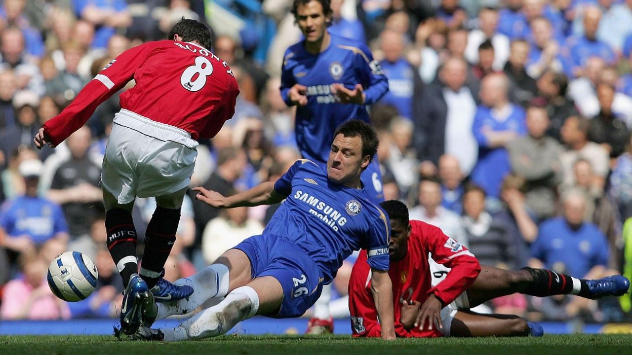 Rok 2006. Wayne Rooney fauluje Johna Terry'ego. Piłkarz Chelsea odnosi kontuzję (fot. Getty Images)