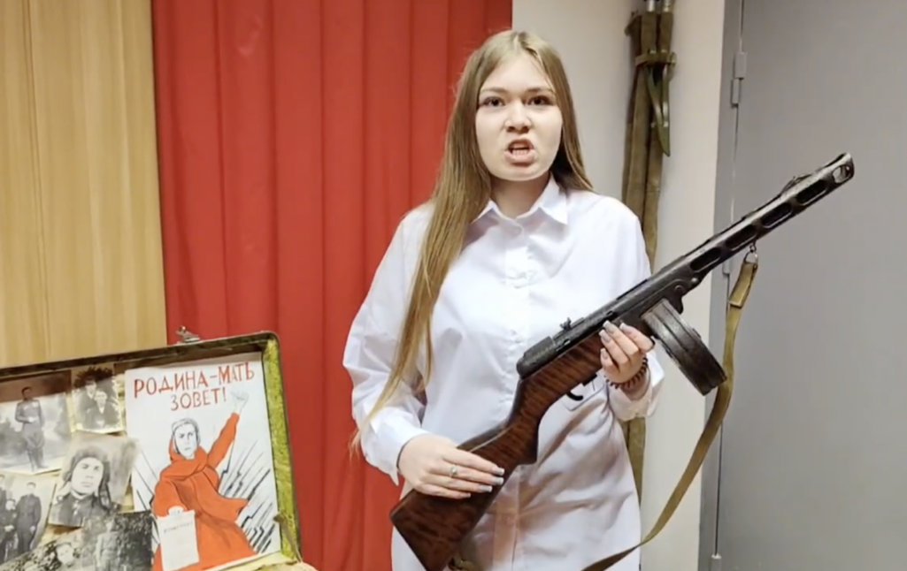 Экскурсавод музею г/п Бальшавік дэманструе аўтамат «Папаша», запрашаючы тых, хто жадае, на экскурсію да Дня Перамогі. Фота: bolshevik school / telegram