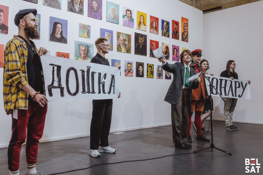 Актор Вячаслаў Кміт і мастак Яраслаў Кірвель падчас цырымоніі адкрыцця выставы Яраслава Кірвеля «Дошка гонару» ў Музеі Вольнай Беларусі. Варшава, Польшча. 6 чэрвеня 2025 года. Фота: Рауль Дзюк / Белсат