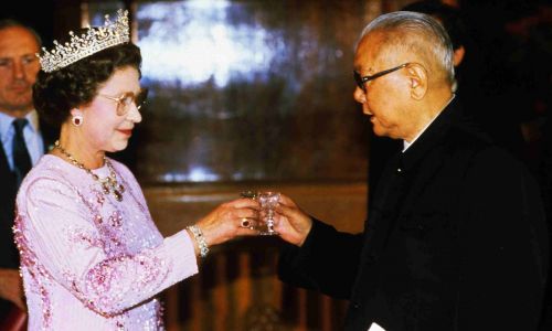 Wieczorem królowa musiała jeść pałeczkami, choć nie tylko. W czasie oficjalnego przyjęcia wygłosiła przemówienie i wzniosła toast. Na zdjęciu z prezydentem Chin Li Xiannianem. Fot. Anwar Hussein/Getty Images)