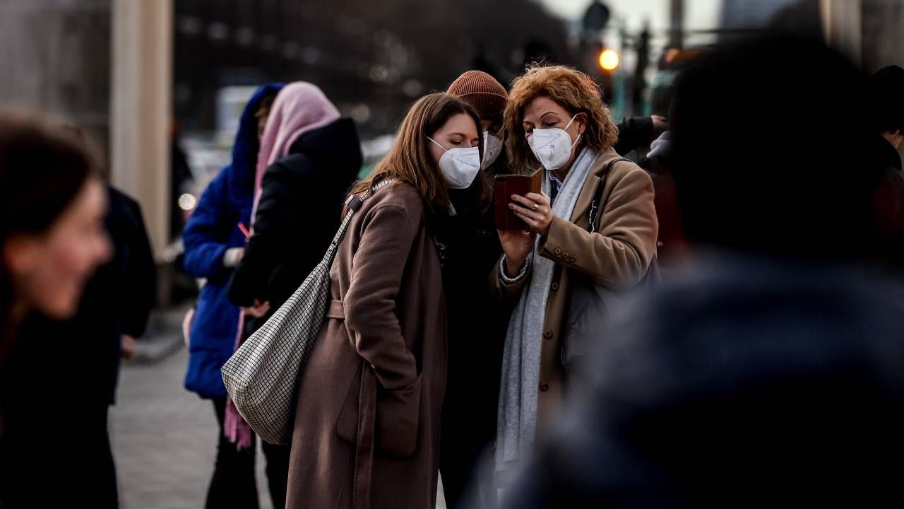 Świat zmaga się z pandemią COVID-19 (fot. PAP/EPA/FILIP SINGER)